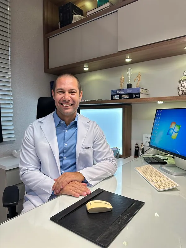 Dr. Eduardo Medeiros à mesa do consultório em Mossoró